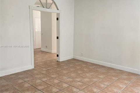 House in Weston, Florida 4 bedrooms, 176.7 sq.m. № 2240229 - photo 2