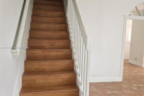 House in Weston, Florida 4 bedrooms, 176.7 sq.m. № 2240229 - photo 9