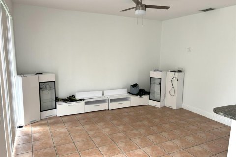 House in Weston, Florida 4 bedrooms, 176.7 sq.m. № 2240229 - photo 4