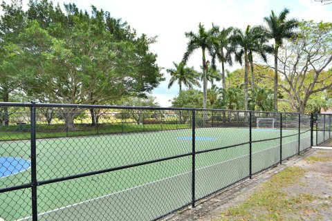 House in Weston, Florida 4 bedrooms, 176.7 sq.m. № 2240229 - photo 19