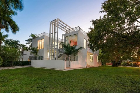 House in Miami, Florida 7 bedrooms, 466 sq.m. № 1590811 - photo 4