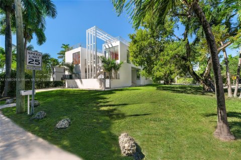 House in Miami, Florida 7 bedrooms, 466 sq.m. № 1590811 - photo 6