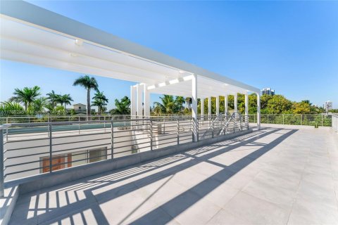 House in Miami, Florida 7 bedrooms, 466 sq.m. № 1590811 - photo 14