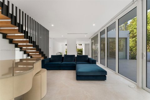 House in Miami, Florida 7 bedrooms, 466 sq.m. № 1590811 - photo 25