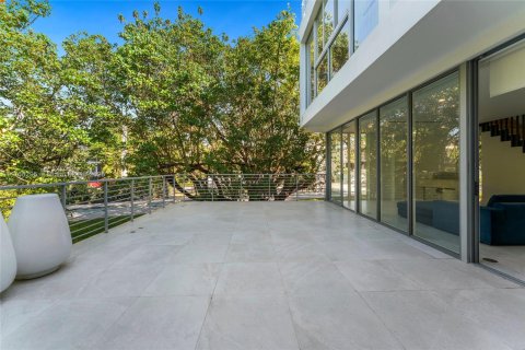 House in Miami, Florida 7 bedrooms, 466 sq.m. № 1590811 - photo 22