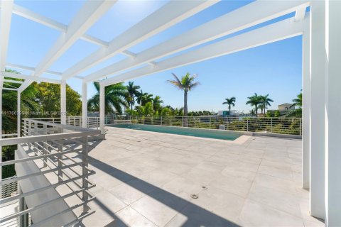 House in Miami, Florida 7 bedrooms, 466 sq.m. № 1590811 - photo 15