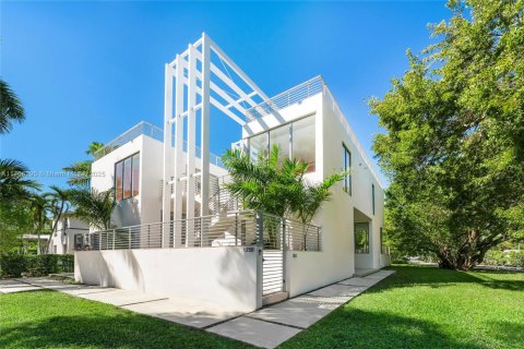 House in Miami, Florida 7 bedrooms, 466 sq.m. № 1590811 - photo 1