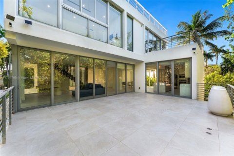 House in Miami, Florida 7 bedrooms, 466 sq.m. № 1590811 - photo 23