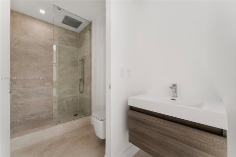 House in Miami, Florida 7 bedrooms, 466 sq.m. № 1590811 - photo 30