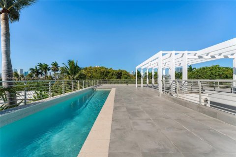 House in Miami, Florida 7 bedrooms, 466 sq.m. № 1590811 - photo 10