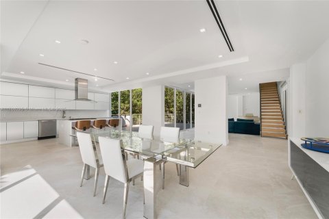 House in Miami, Florida 7 bedrooms, 466 sq.m. № 1590811 - photo 26