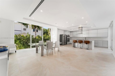 House in Miami, Florida 7 bedrooms, 466 sq.m. № 1590811 - photo 27