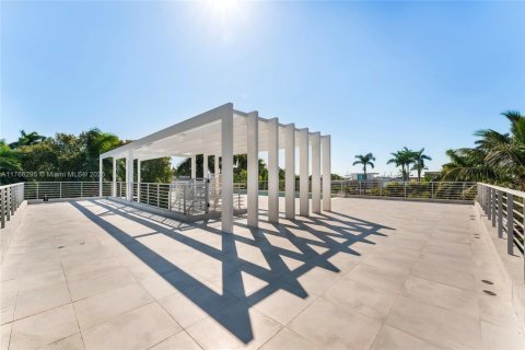 House in Miami, Florida 7 bedrooms, 466 sq.m. № 1590811 - photo 13