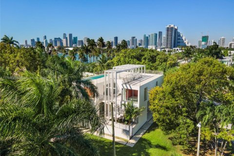 House in Miami, Florida 7 bedrooms, 466 sq.m. № 1590811 - photo 16