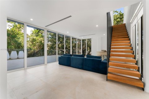 House in Miami, Florida 7 bedrooms, 466 sq.m. № 1590811 - photo 21