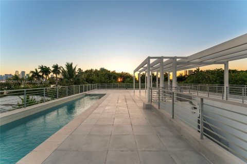 House in Miami, Florida 7 bedrooms, 466 sq.m. № 1590811 - photo 9