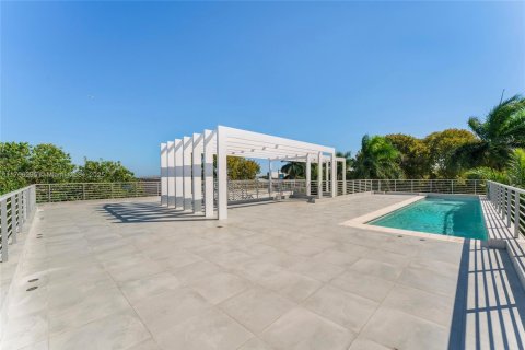 House in Miami, Florida 7 bedrooms, 466 sq.m. № 1590811 - photo 11