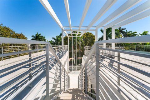 House in Miami, Florida 7 bedrooms, 466 sq.m. № 1590811 - photo 12