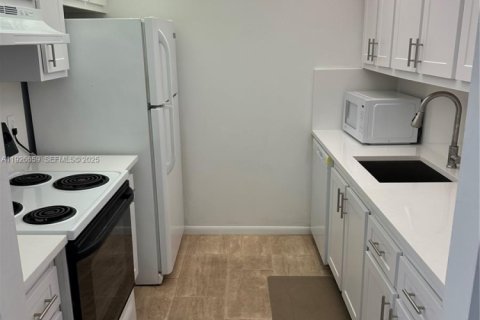 Снять в аренду кондоминиум в Пемброк-Пайнс, Флорида 1 спальня, 75.34м2, № 1986619 - фото 4