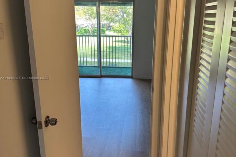 Снять в аренду кондоминиум в Пемброк-Пайнс, Флорида 1 спальня, 75.34м2, № 1986619 - фото 1