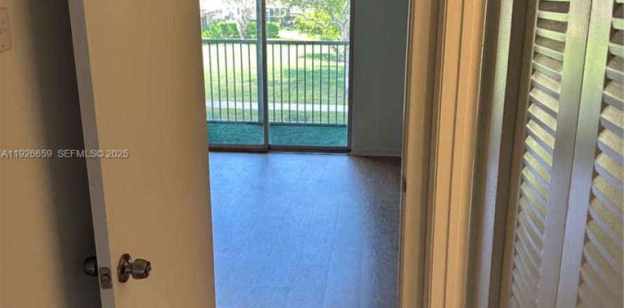 Кондоминиум с 1 спальней в Пемброк-Пайнс, Флорида № 1986619