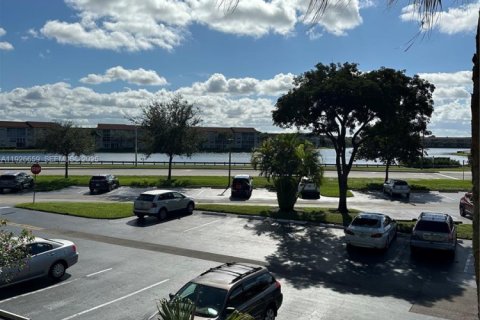 Снять в аренду кондоминиум в Пемброк-Пайнс, Флорида 1 спальня, 75.34м2, № 1986619 - фото 20