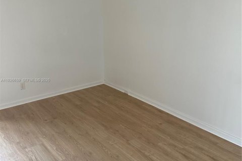 Снять в аренду кондоминиум в Пемброк-Пайнс, Флорида 1 спальня, 75.34м2, № 1986619 - фото 23