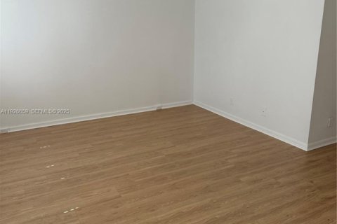 Снять в аренду кондоминиум в Пемброк-Пайнс, Флорида 1 спальня, 75.34м2, № 1986619 - фото 3