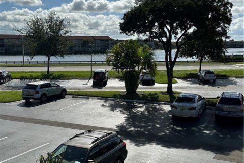 Снять в аренду кондоминиум в Пемброк-Пайнс, Флорида 1 спальня, 75.34м2, № 1986619 - фото 21