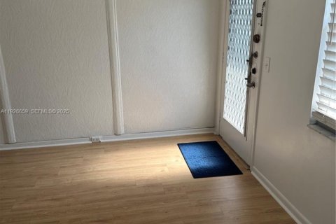 Снять в аренду кондоминиум в Пемброк-Пайнс, Флорида 1 спальня, 75.34м2, № 1986619 - фото 17