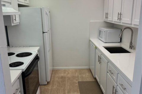 Снять в аренду кондоминиум в Пемброк-Пайнс, Флорида 1 спальня, 75.34м2, № 1986619 - фото 8