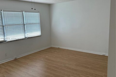 Снять в аренду кондоминиум в Пемброк-Пайнс, Флорида 1 спальня, 75.34м2, № 1986619 - фото 2