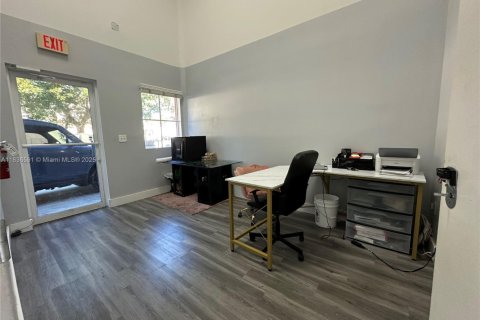 Propiedad comercial en venta en Sweetwater, Florida № 1936189 - foto 9