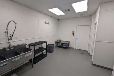 Propiedad comercial en venta en Sweetwater, Florida № 1936189 - foto 5