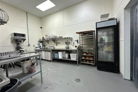 Propiedad comercial en venta en Sweetwater, Florida № 1936189 - foto 6