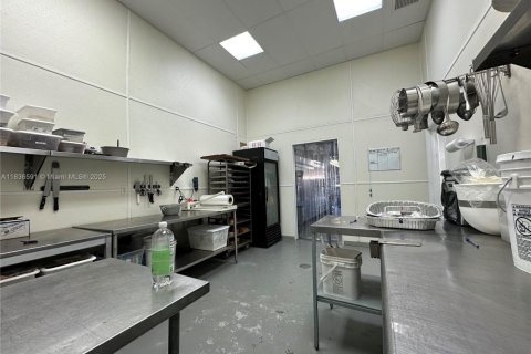 Propiedad comercial en venta en Sweetwater, Florida № 1936189 - foto 7