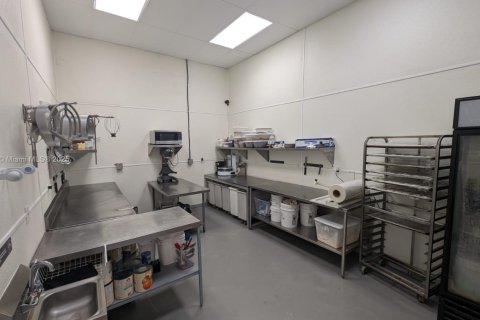 Propiedad comercial en venta en Sweetwater, Florida № 1936189 - foto 1