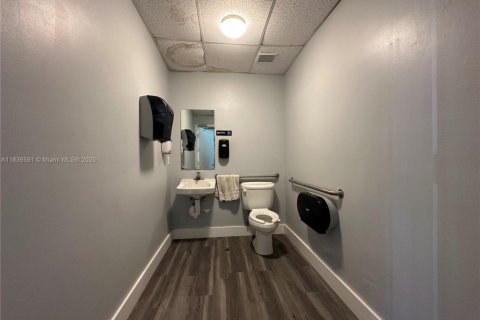 Propiedad comercial en venta en Sweetwater, Florida № 1936189 - foto 10