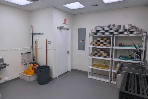 Propiedad comercial en venta en Sweetwater, Florida № 1936189 - foto 8