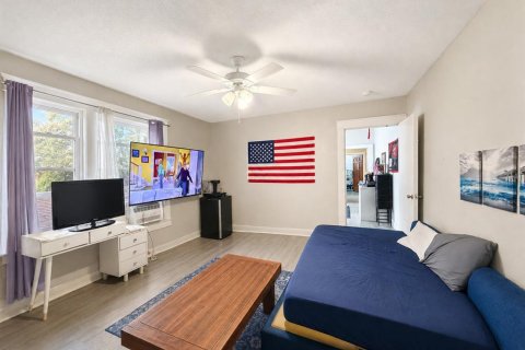 Commercial property in Winter Haven, Florida 4 bedrooms, 115.2 sq.m. № 2369330 - photo 12