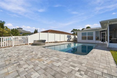 House in New Port Richey, Florida 3 bedrooms, 189.06 sq.m. № 2431179 - photo 29