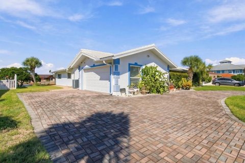 House in New Port Richey, Florida 3 bedrooms, 189.06 sq.m. № 2431179 - photo 3