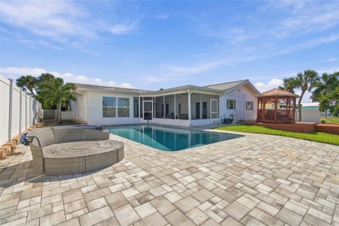 House in New Port Richey, Florida 3 bedrooms, 189.06 sq.m. № 2431179 - photo 28