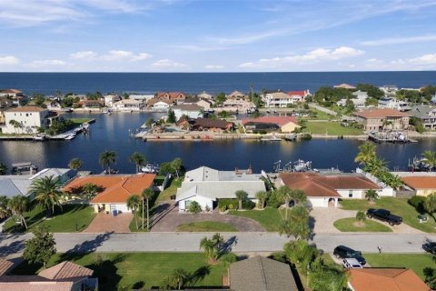 House in New Port Richey, Florida 3 bedrooms, 189.06 sq.m. № 2431179