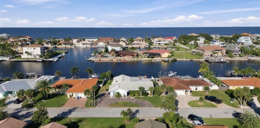 House in New Port Richey, Florida 3 bedrooms, 189.06 sq.m. № 2431179