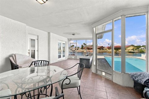 House in New Port Richey, Florida 3 bedrooms, 189.06 sq.m. № 2431179 - photo 7