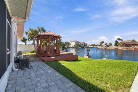 House in New Port Richey, Florida 3 bedrooms, 189.06 sq.m. № 2431179 - photo 30