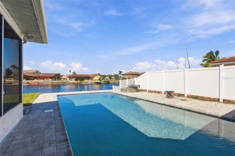 House in New Port Richey, Florida 3 bedrooms, 189.06 sq.m. № 2431179 - photo 6