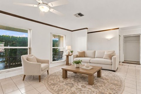 House in New Port Richey, Florida 3 bedrooms, 189.06 sq.m. № 2431179 - photo 9