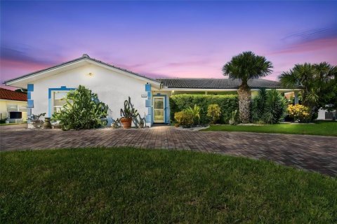 House in New Port Richey, Florida 3 bedrooms, 189.06 sq.m. № 2431179 - photo 2